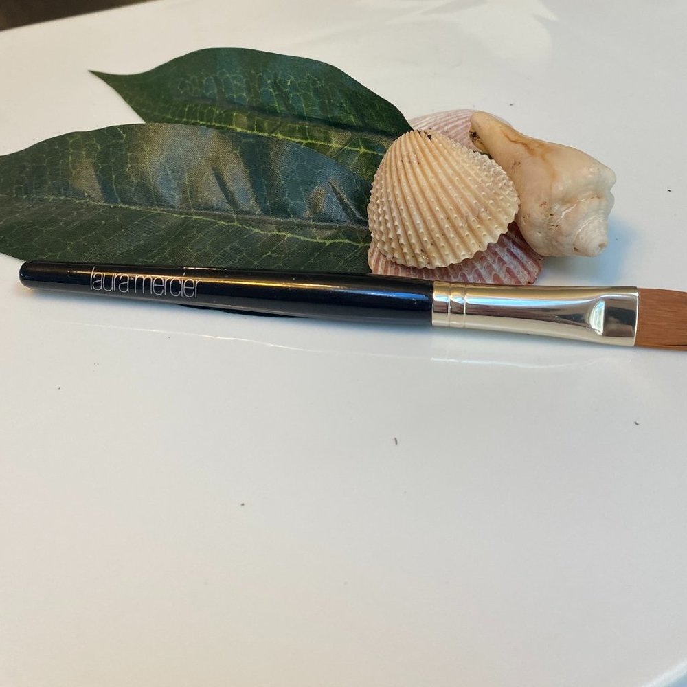 LAURA MERCIER CAMOUFLAGE POWDER BRUSH